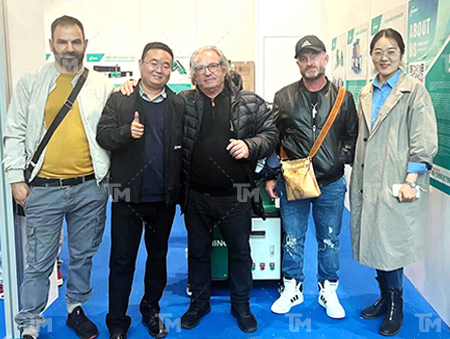 Los clientes de Bangladesh visitan